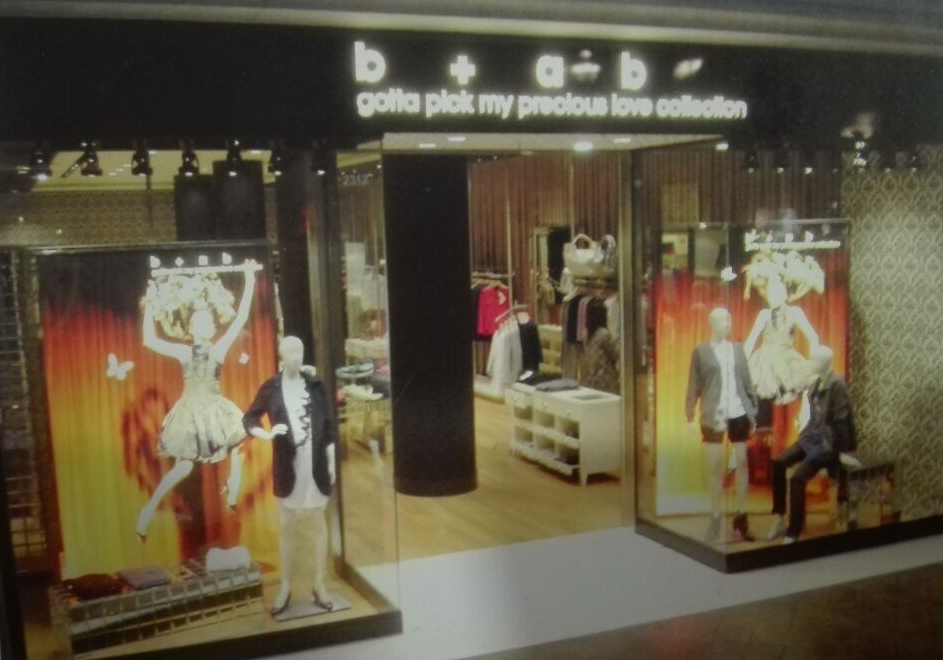 双面玻璃的封闭型橱窗服装店