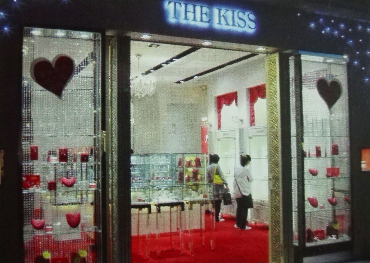 双面玻璃的透明型首饰店橱窗