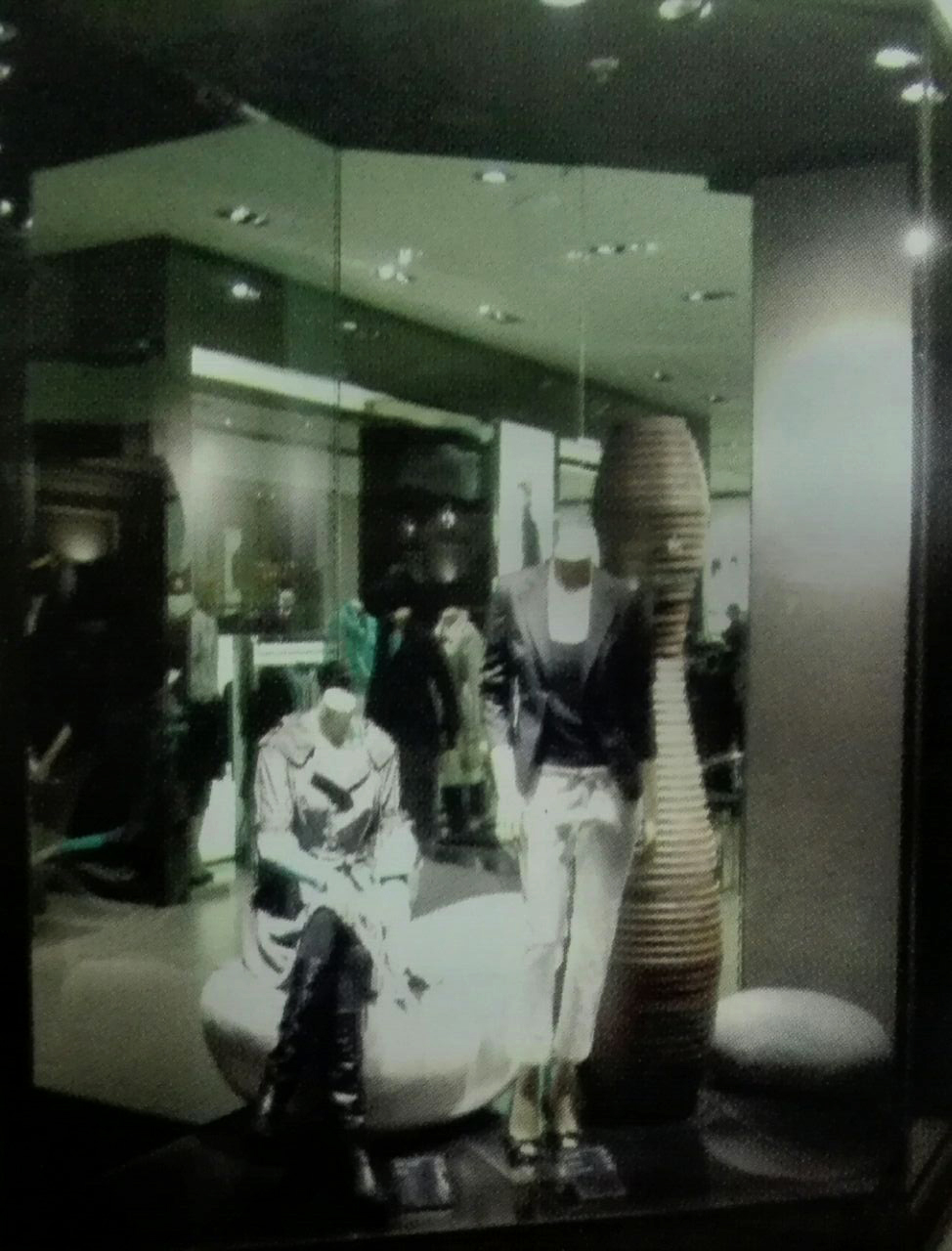 四面玻璃的透明型服装店橱窗