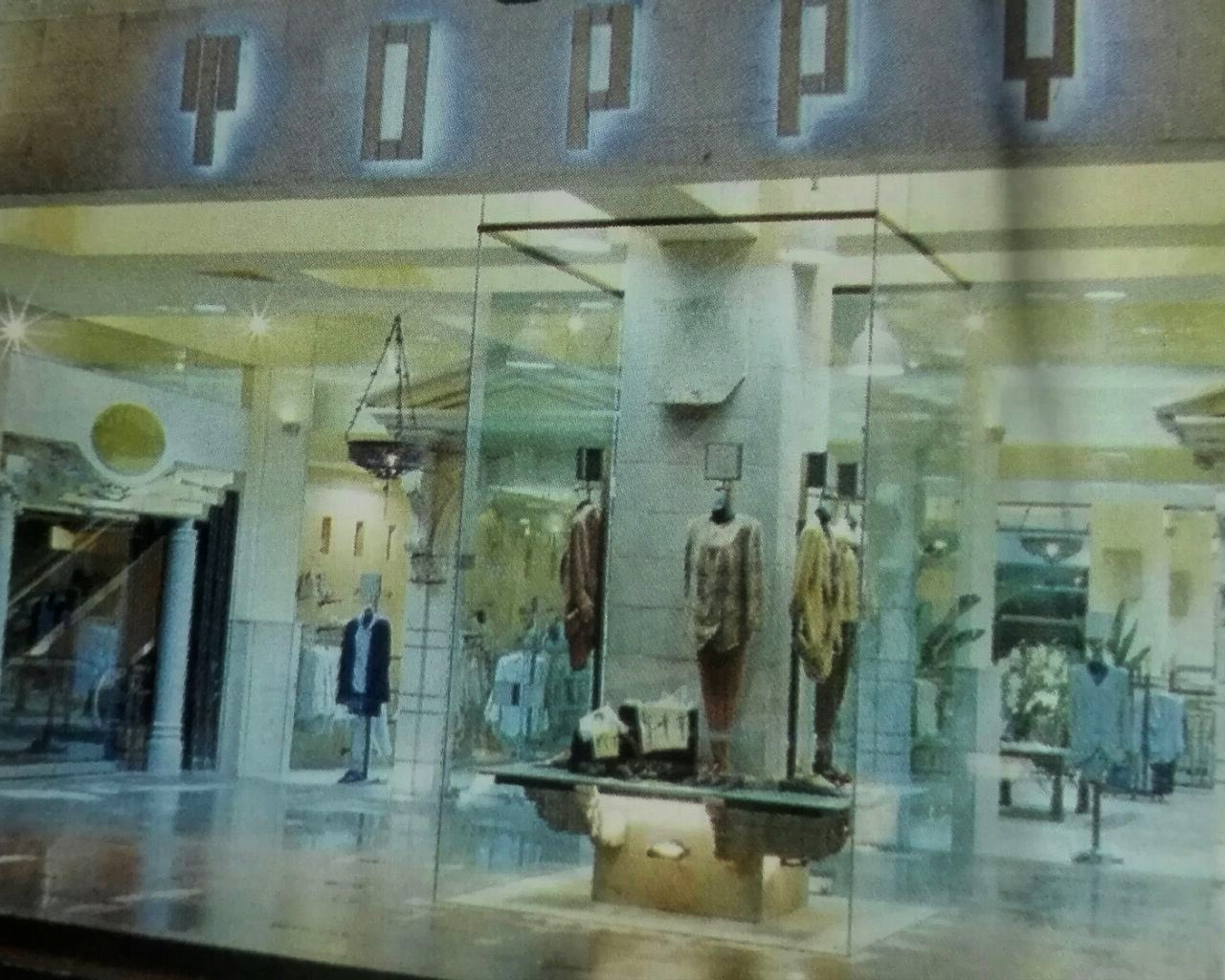 店面入口四面玻璃的透明型橱窗